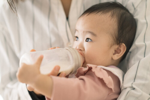 赤ちゃん 販売 哺乳 瓶 叩く