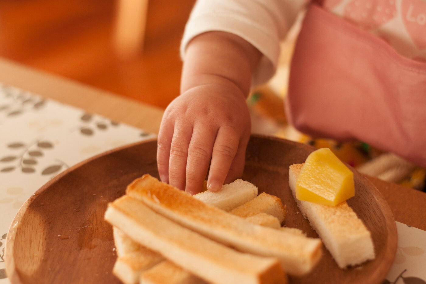 手づかみ食べは赤ちゃんの成長に効果的？時期やおすすめの食べ物 ...